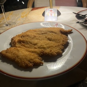 La Cotoletta antes de la salsa de tomate y el queso