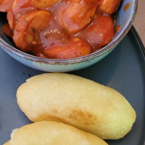 Carimañolas y salchicha guisada 