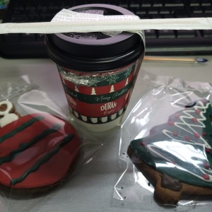 chococcino 8oz + 2 galletas navideñas