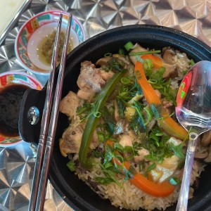 Clay pot pollo con hongos