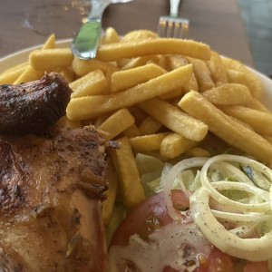 Pollo asado , ensalda y papas fritas 