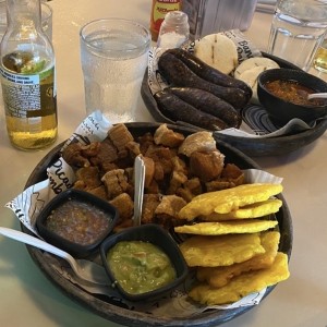 Entradas - Patacones con Chicharrón