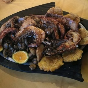 parrillada de mariscos con patacones