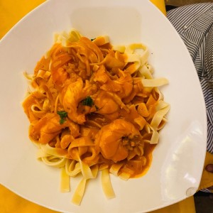 Cola de langosta con fettuccine en salsa rosada