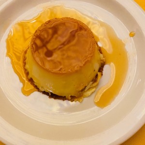 Flan de la casa.