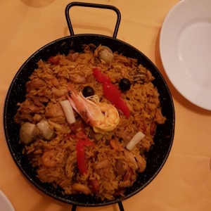 Paella mixta con pollo y chorizo