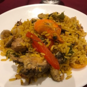 Paella de Mariscos y Pollo