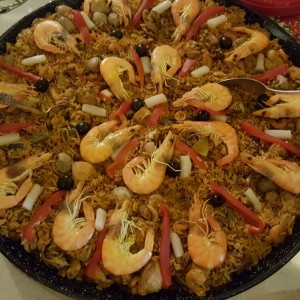 Paella de mariscos y pollo