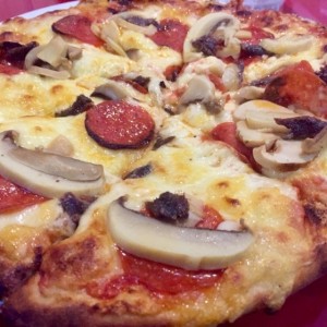 pizza pepperoni y hongos