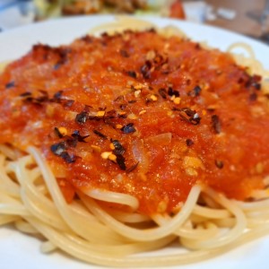Spaghetti pomodoro con tomate natural y pimenta roja