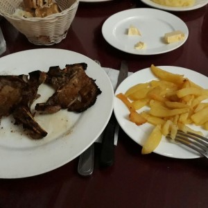 chuletas con papas fritas