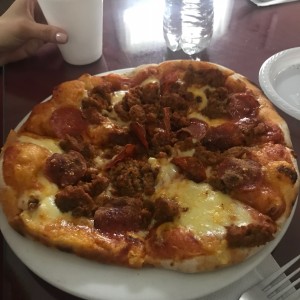 pizza peperoni y carne