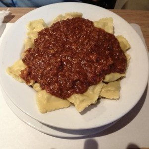 RAVIOLES DE CARNE O QUESO -Bolognesa