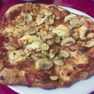 Pizza Marinara con queso y hongos