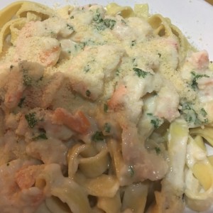 pasta, salsa alfredo y camarones