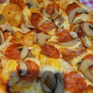 pizza hongos con peperonni