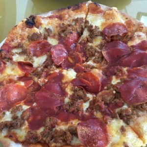 pizza de pepperoni y carne molida