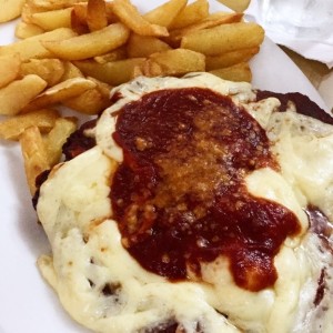 Filete a la Parmesana con Papas Fritas