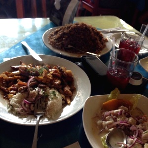 Salteado de Carnes, arroz chaufa y ceviche 