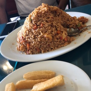 Arroz con camarones y yuca frita