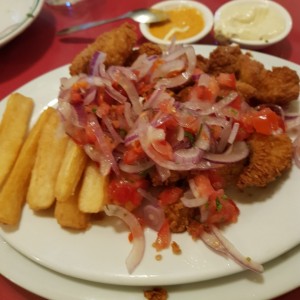 Chicharron de pescado con cebolla criolla aparte