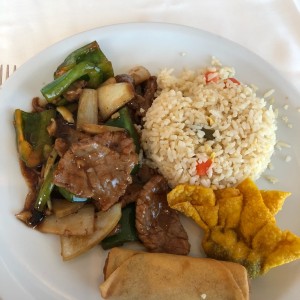 carne en dalda de frijoles negros con arroz frito. 