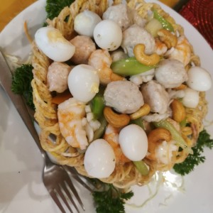 Canasta frita de fideos de otoe con mariscos y huevos de codorniz 