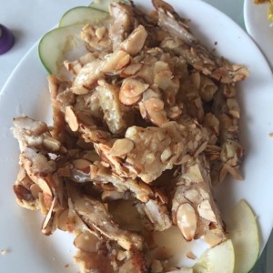 Pollo con almendras