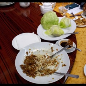 tacos de lechuga con pato y fideos crocantes