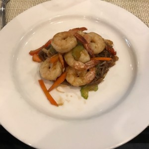 fideos de arroz con vegetales salteados y camarones