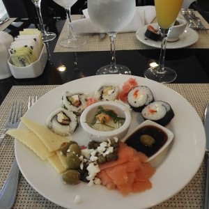 Brunch Sushi Salmon Ahumado y Mimosa