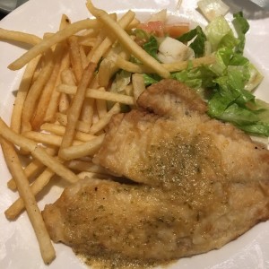 Filete de Pescado Rebozado con Papas y Ensalada