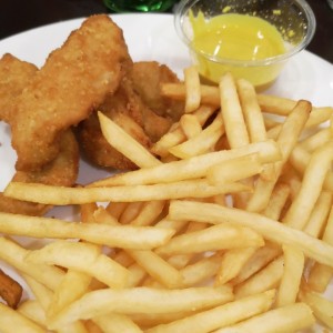 tenders de pollo con papitas fritas