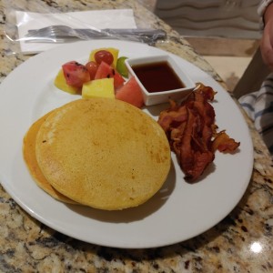 pancake tocino y frutas