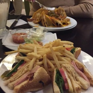 nachos con queso y frijoles, club sandwich