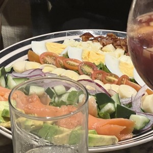 Ensalada Cobb con Salmón Ahumado