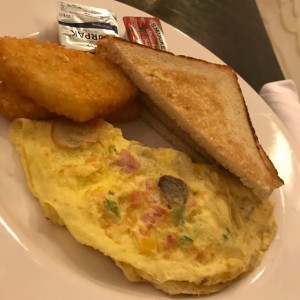 omelette con papas rayadas y pan