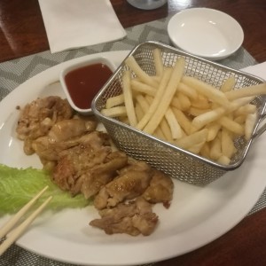 Teppanyaki chicken con papas fritas