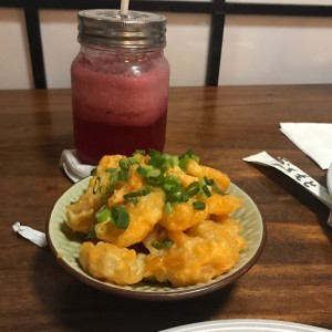 Spicy Shrimps y jugo de Mora