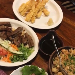 ebi tempura, arroz yakimeshi, beef teriyaki
