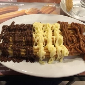 Churros con trio de sirope (chicolate oscuro, chocolate blanco y dulce de leche)