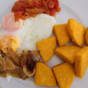 huevos con cebolla, tomate y tortillas