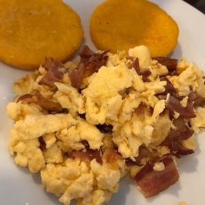 Huevos revueltos con tocino