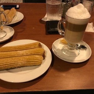 Churros rellenos de manjar y capuccino