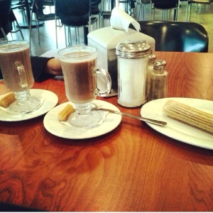 Chocolate Caliente Especial y Churro relleno!