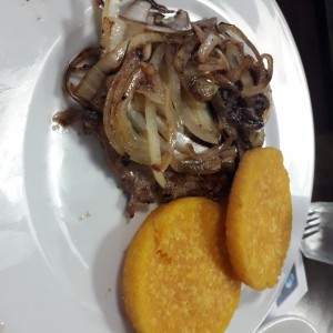 bistec encebollado con tortillas