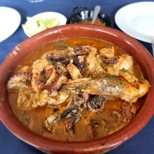 cazuela de Mero, langostinos y pulpos en salsa criolla