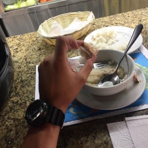 El sancocho estuvo genial, pero pedir el arroz para coner con la sopa cuesta $2.75  , eso no es normal .