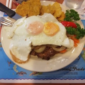 bistec encebollado con huevo