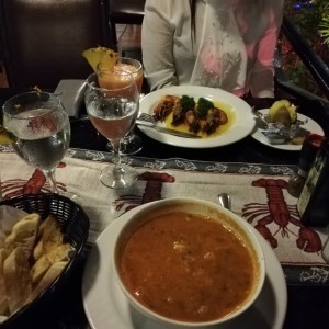 sopa de mariscos mixtos y langostinos en salga de maracuya